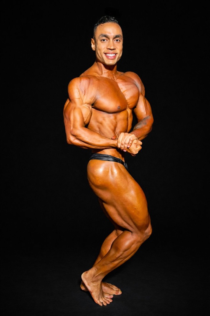 Atleta de fitness posando en competencia